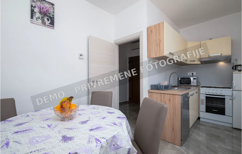 Kuhinja apartmana Prvi kat u Rapcu — privremena demo fotografija