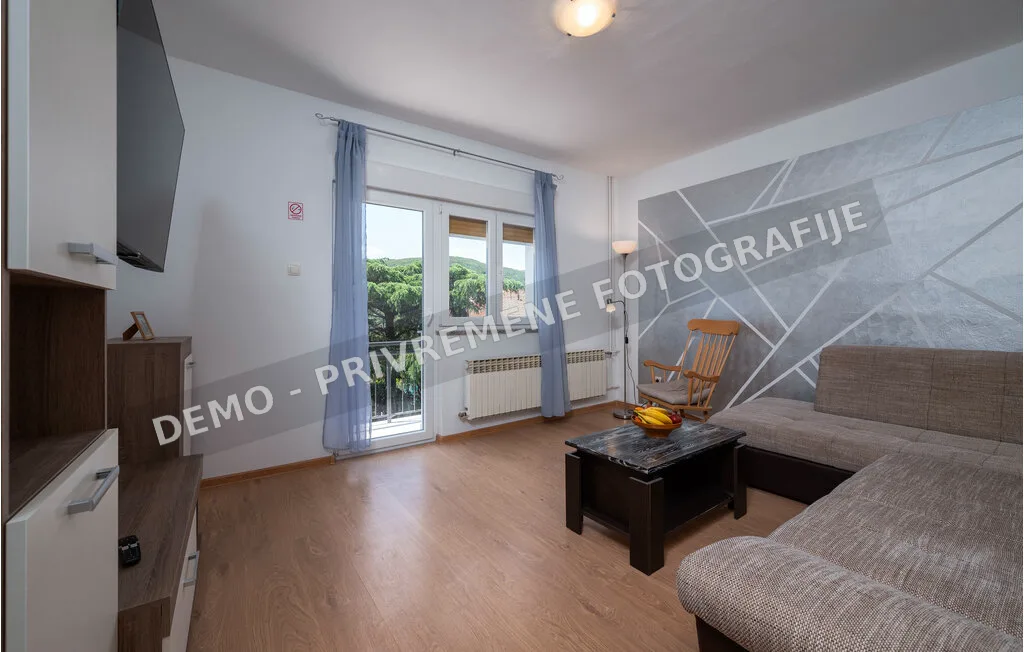 Dnevni prostor apartmana Prvi kat u Rapcu — privremena demo fotografija