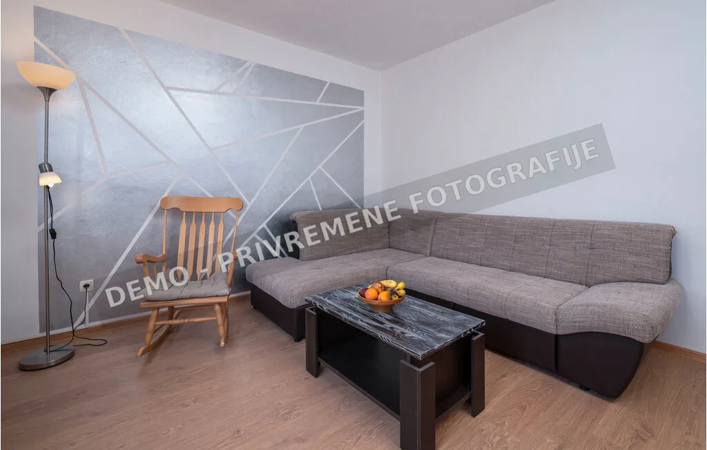 Dnevni prostor apartmana Prvi kat u Rapcu — privremena demo fotografija