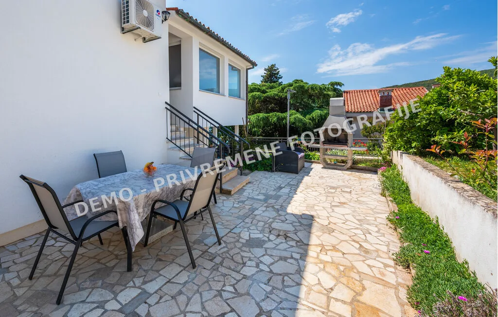 Terasa i eksterijer apartmana Prvi kat u Rapcu — privremena demo fotografija