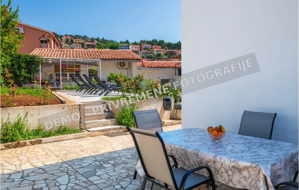 Terasa i eksterijer apartmana Prvi kat u Rapcu — privremena demo fotografija