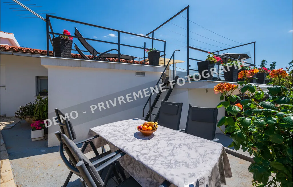 Terasa i eksterijer apartmana Prvi kat u Rapcu — privremena demo fotografija