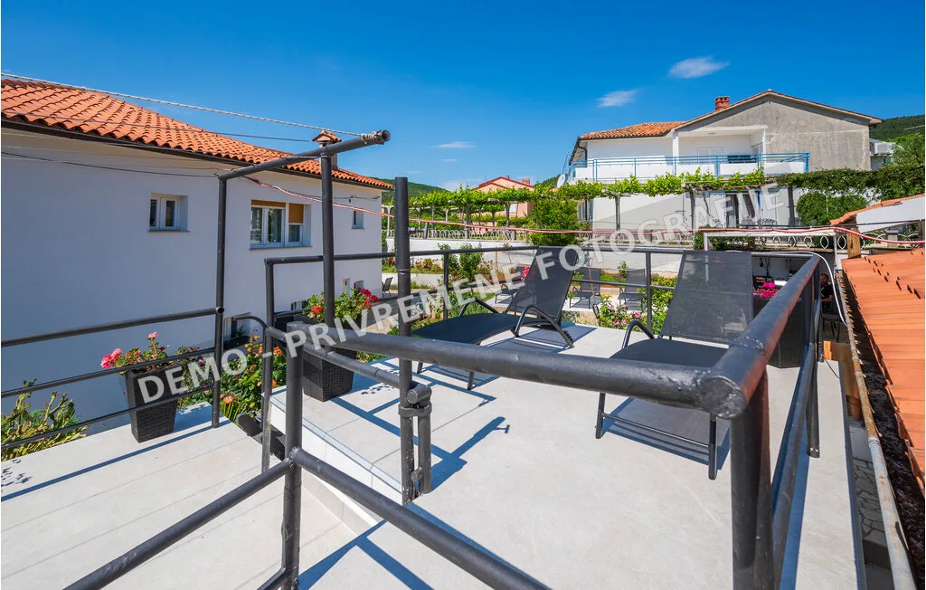Terasa i eksterijer apartmana Prvi kat u Rapcu — privremena demo fotografija