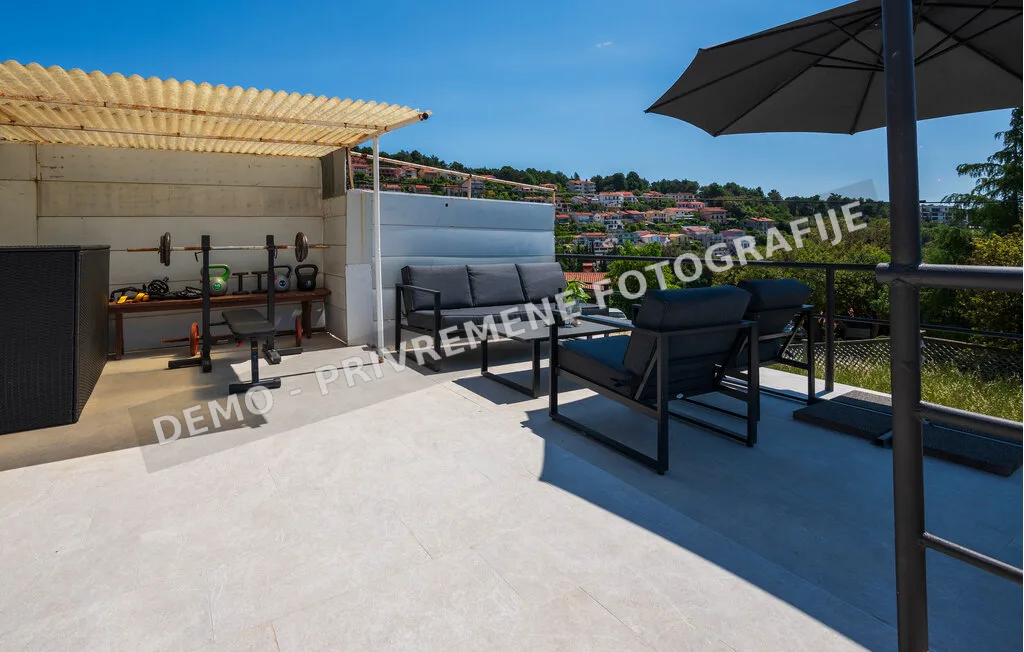 Terasa i eksterijer apartmana Prvi kat u Rapcu — privremena demo fotografija